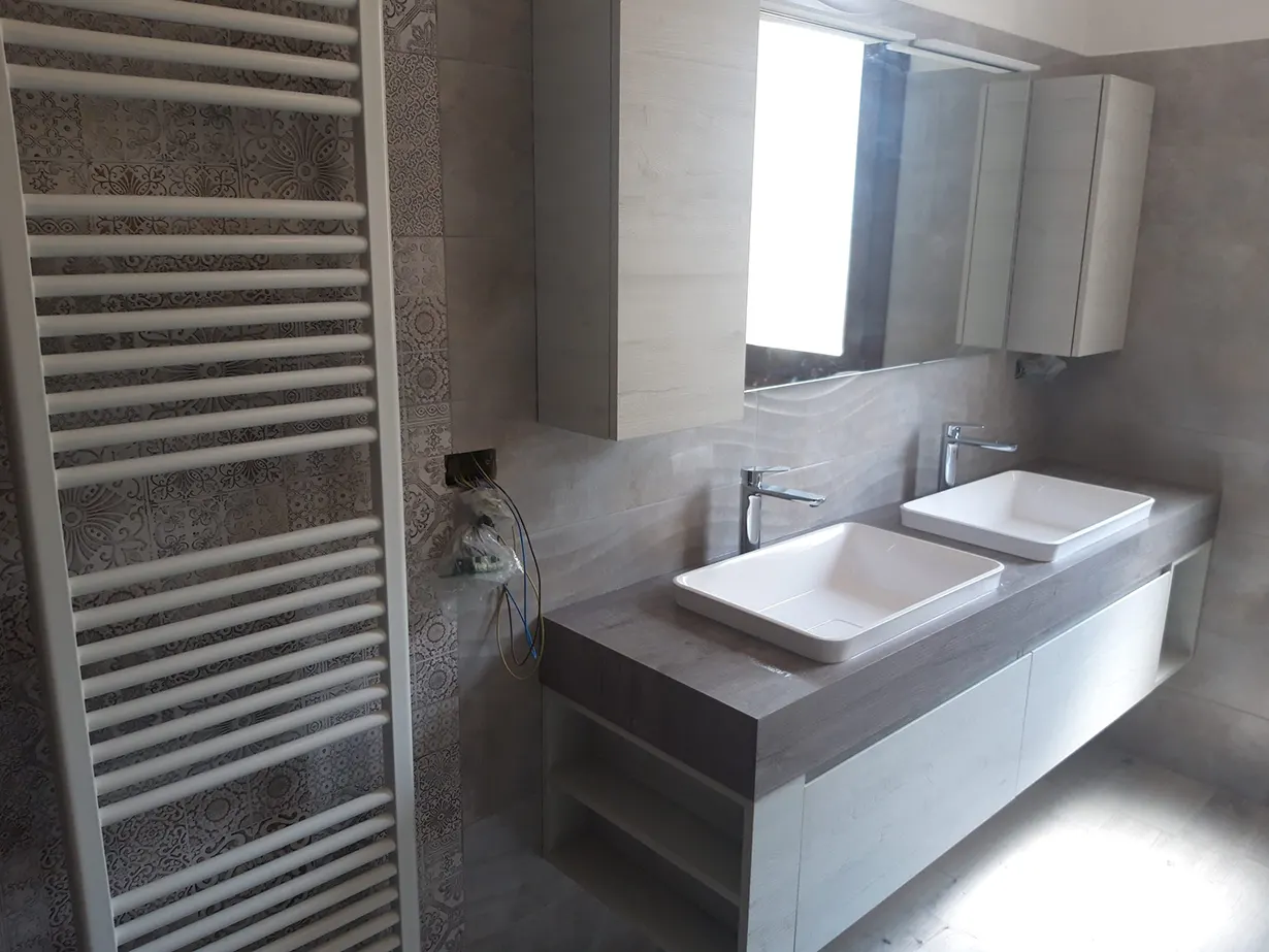 meuble-double-vasque-salle-de-bain-renovation-var Rénovation de salle de bain avec meuble double vasque et rangements sur mesure dans le Var